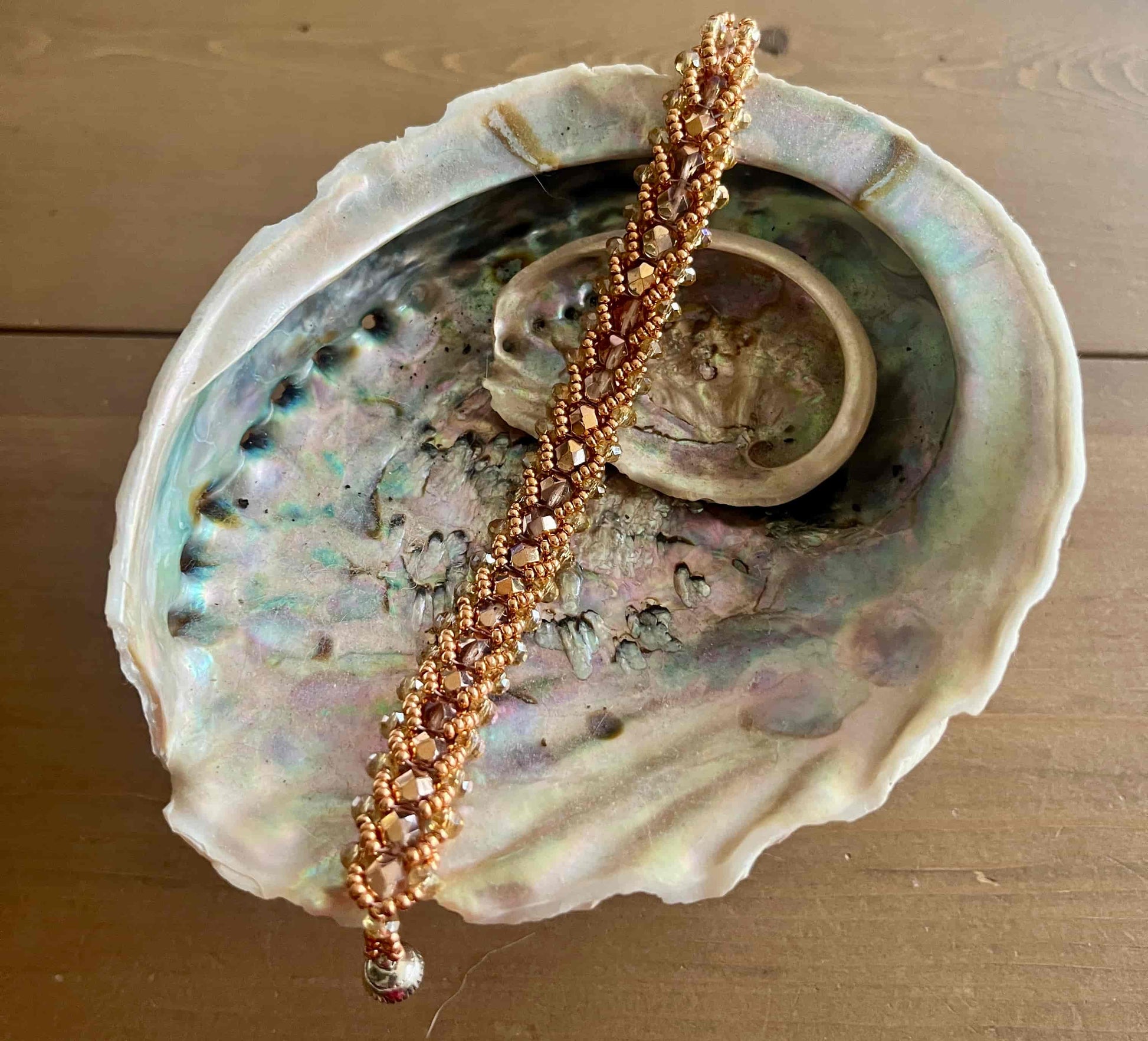 Deze armband straalt warmte, elegantie en een bijna zonovergoten luxe uit.