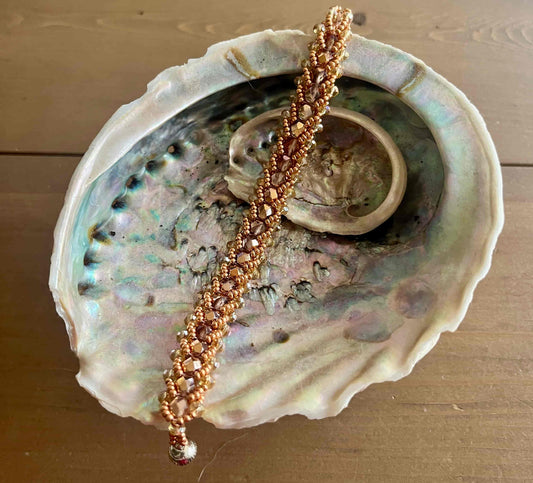 Deze armband straalt warmte, elegantie en een bijna zonovergoten luxe uit.