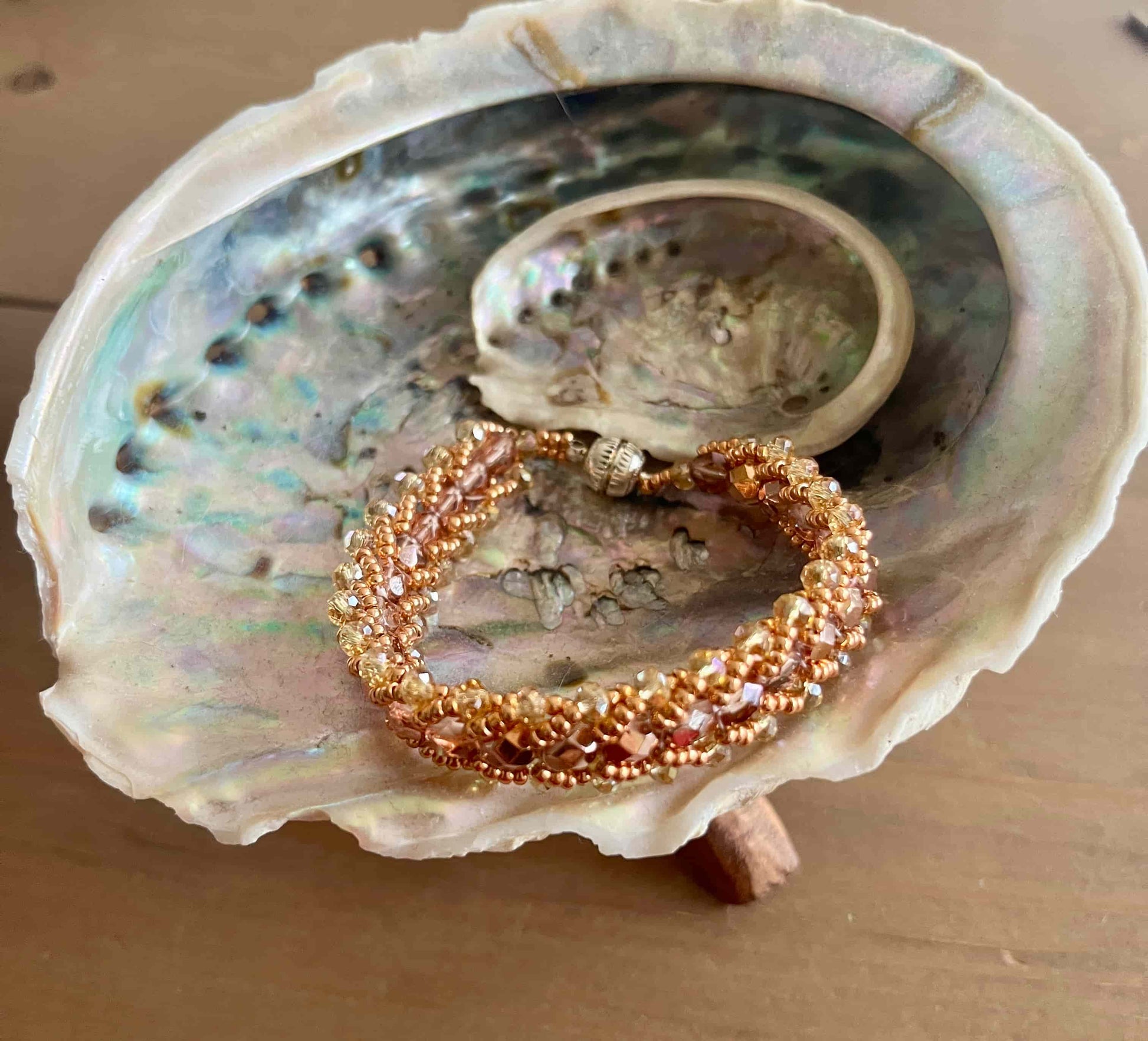 Deze armband straalt warmte, elegantie en een bijna zonovergoten luxe uit.