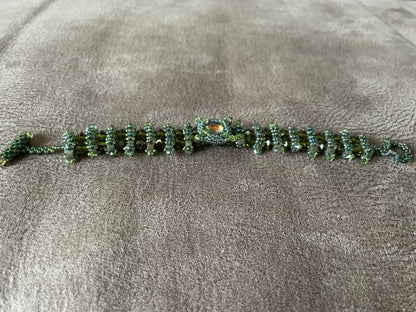 Handgemaakte groene armband Gaea, met bovenop een schitterende Rivoli steen 