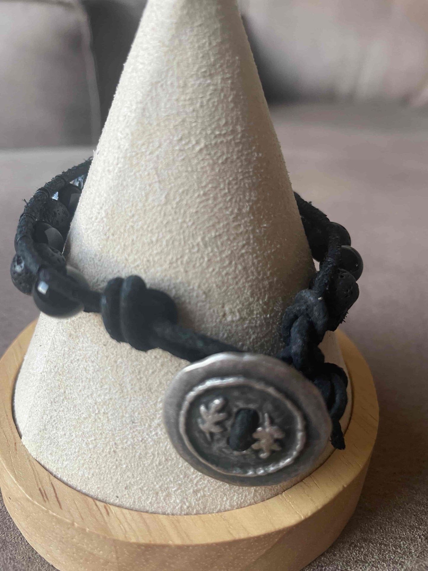 Handgemaakte leren armband Lavine met Lava en Onyx kralen 