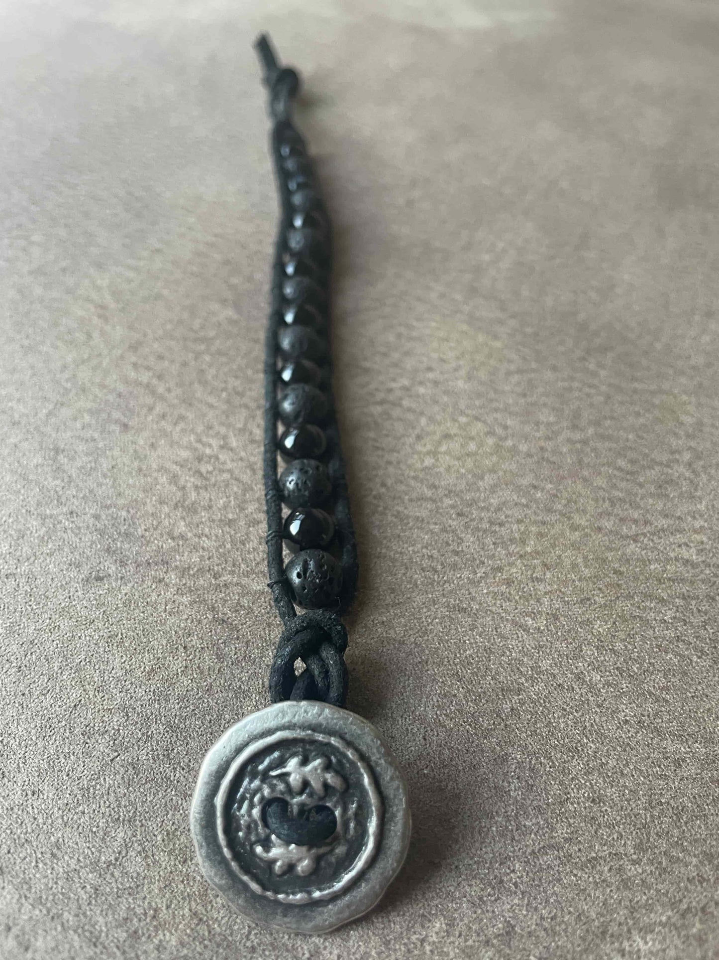 Handgemaakte leren armband Odysseus met Lava en Onyx kralen 