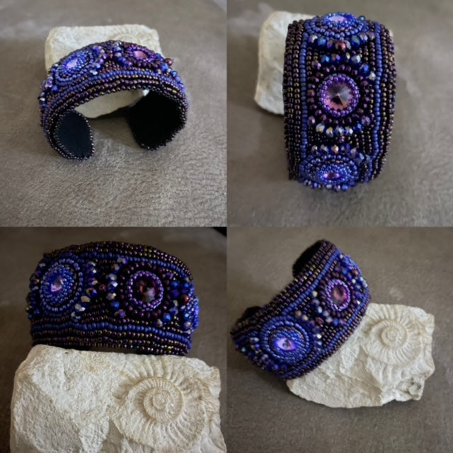 Handgemaakte cuff armband Purple Clouds, in mooie paars- en blauwtinten 