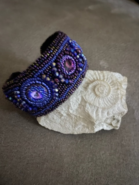 Handgemaakte cuff armband Purple Clouds, in mooie paars- en blauwtinten 