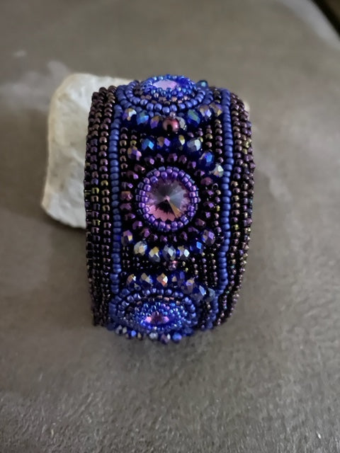 Handgemaakte cuff armband Purple Clouds, in mooie paars- en blauwtinten 