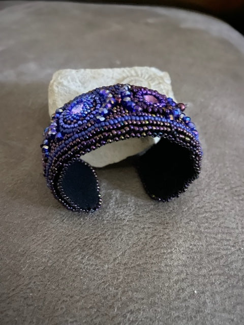 Handgemaakte cuff armband Purple Clouds, in mooie paars- en blauwtinten 