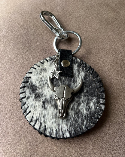 Leuke blikvanger deze tashanger die je trouwens ook als sleutelhanger kunt gebruiken Gemaakt van koeienhuid(leer) en zilverkleurige Concho