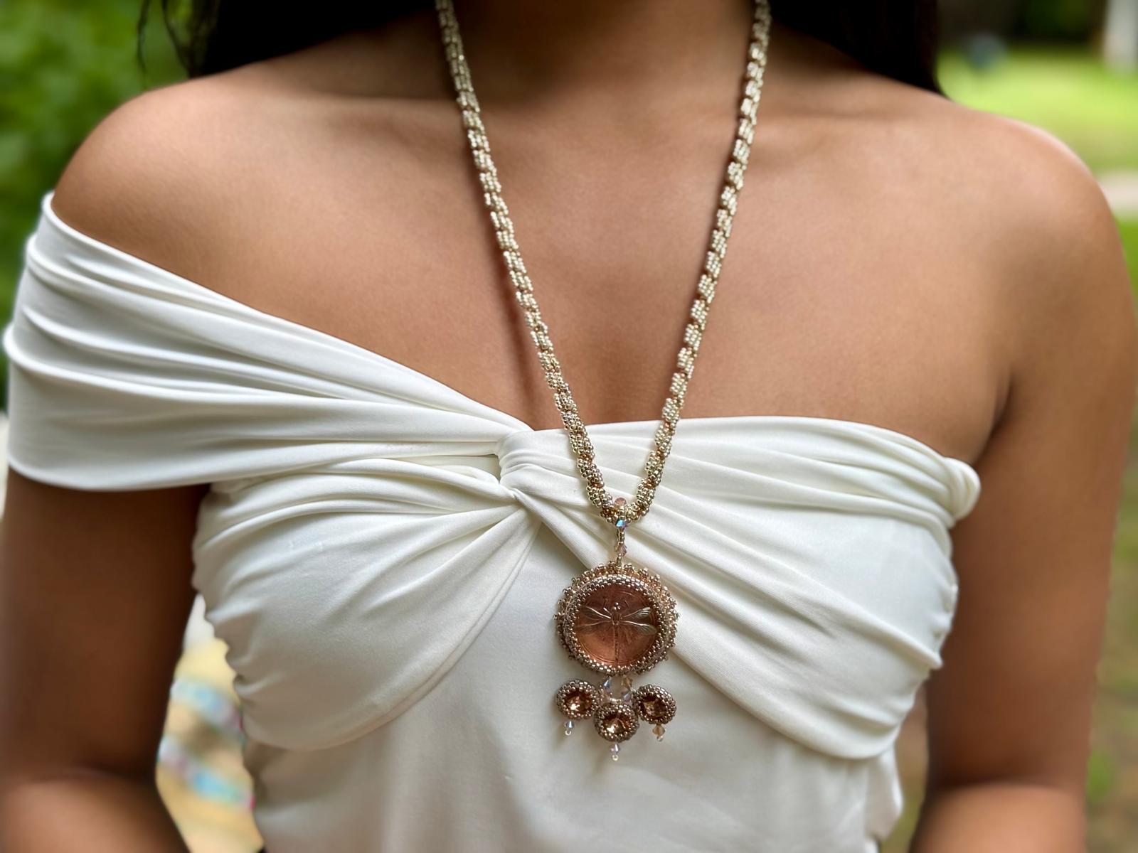 Handgemaakte halskettingset Sofia met dragonfly cabouchon en Swarovski rivoli's 