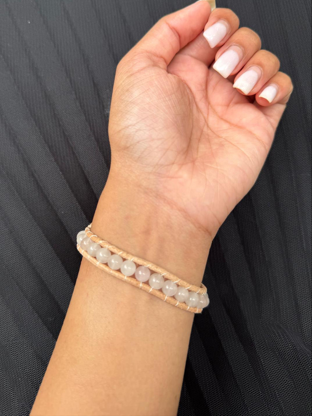 Armbandje Rozenkwarts, handgemaakt van een natuurlijke kleur runderleer en met een Rozenkwarts edelsteen 