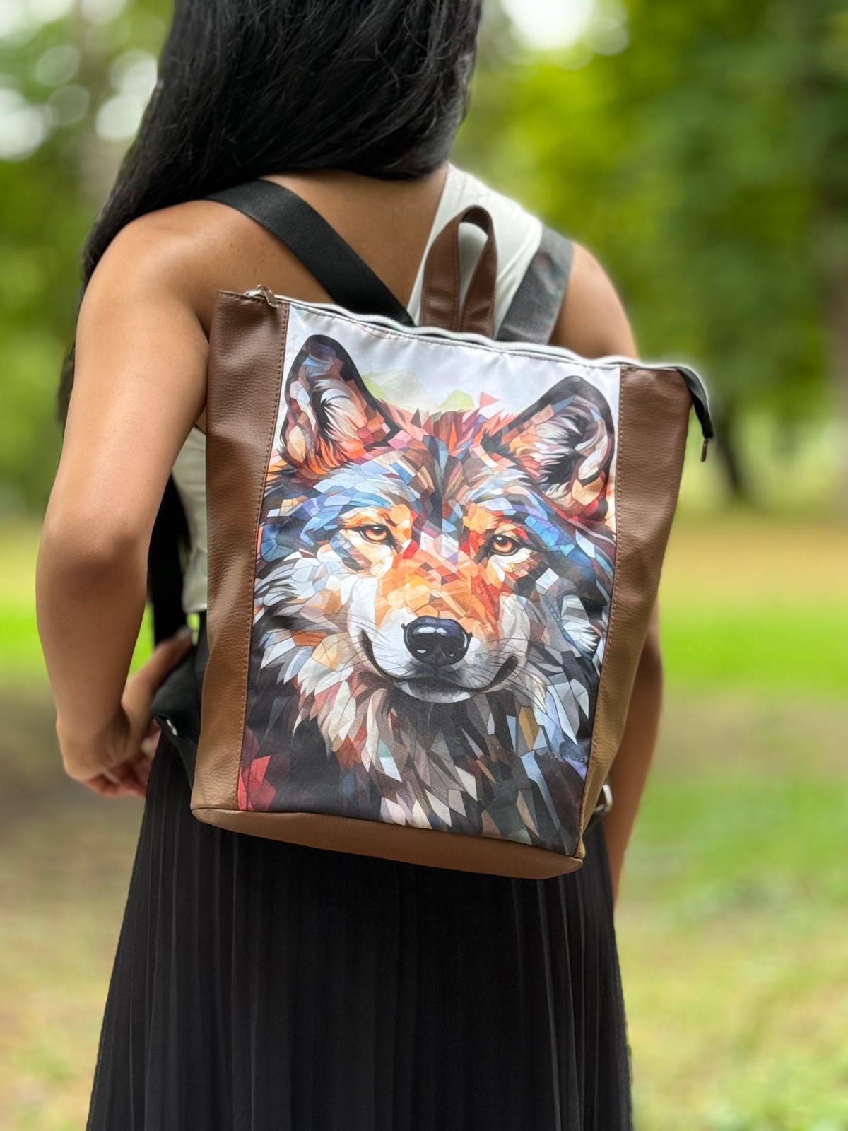 Mooie ruime rugtas gemaakt van bruin kunstleer en print van een wolf. De print met de kleurrijke wolf straalt kracht, vrijheid en creativiteit uit.