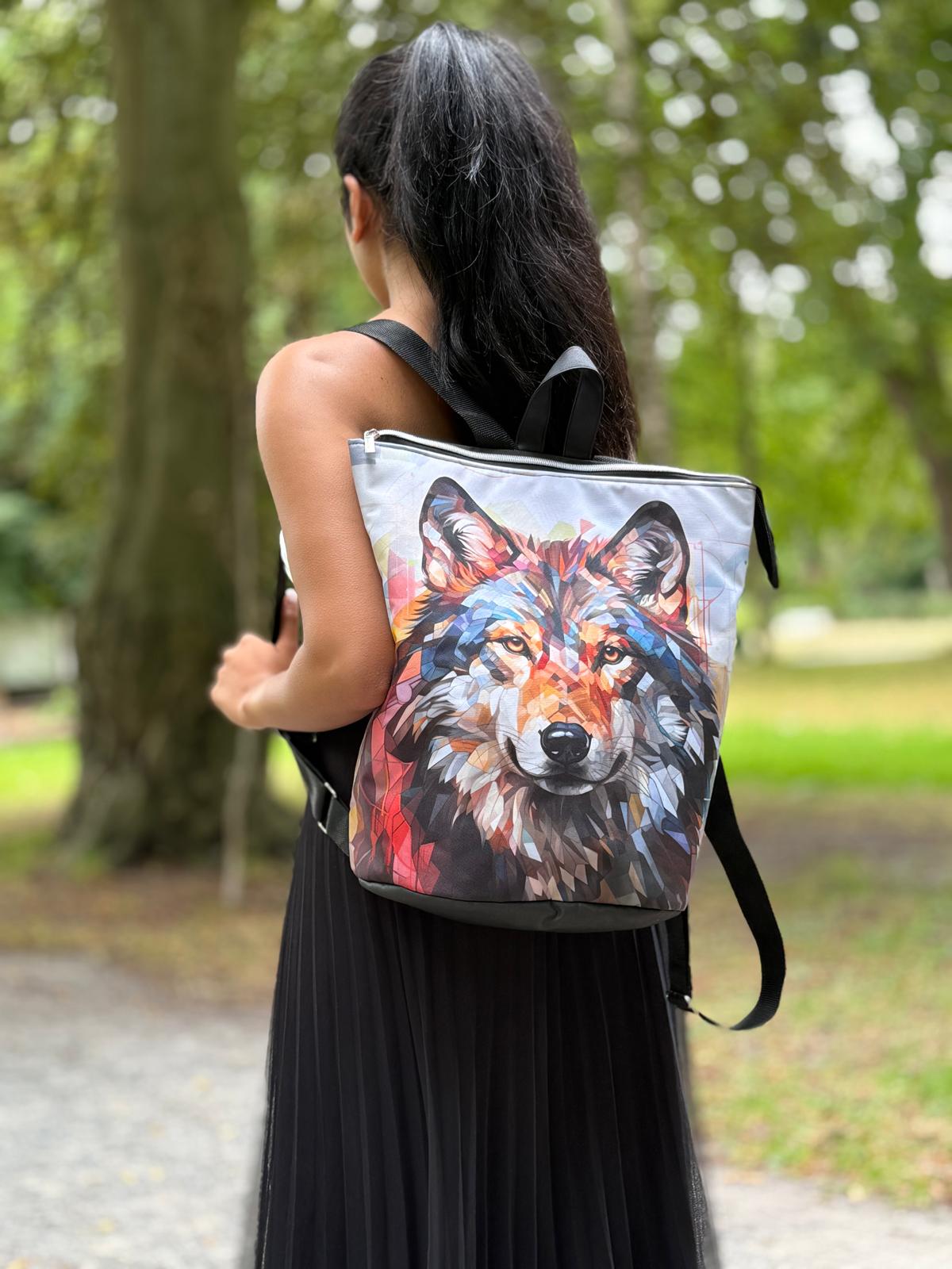Mooie ruime rugtas gemaakt van zwart waterafstotende stof en een print van een wolf. De print met de kleurrijke wolf straalt kracht, vrijheid en creativiteit uit