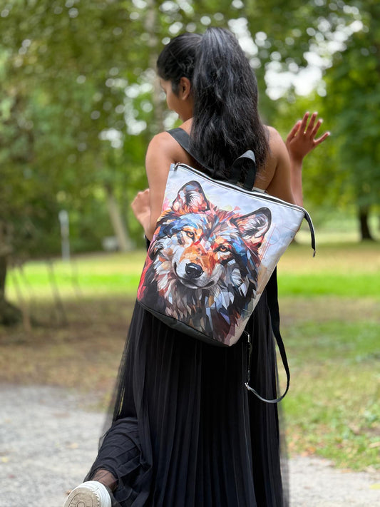 Mooie ruime rugtas gemaakt van zwart waterafstotende stof en een print van een wolf. De print met de kleurrijke wolf straalt kracht, vrijheid en creativiteit uit