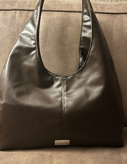 Deze handgemaakte hobo-tas is een perfecte balans tussen minimalistisch design en een subtiele wild touch.