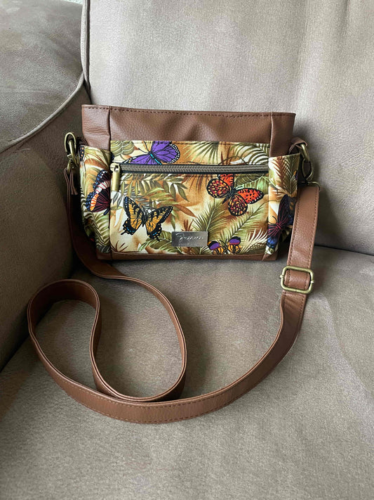 Prachtig gekleurde mini crossbody tas gemaakt van bruin skai en stof met een kleurrijke digitale vlinder print