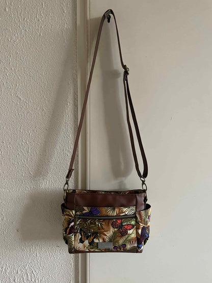 Prachtig gekleurde mini crossbody tas gemaakt van bruin skai en stof met een kleurrijke digitale vlinder print