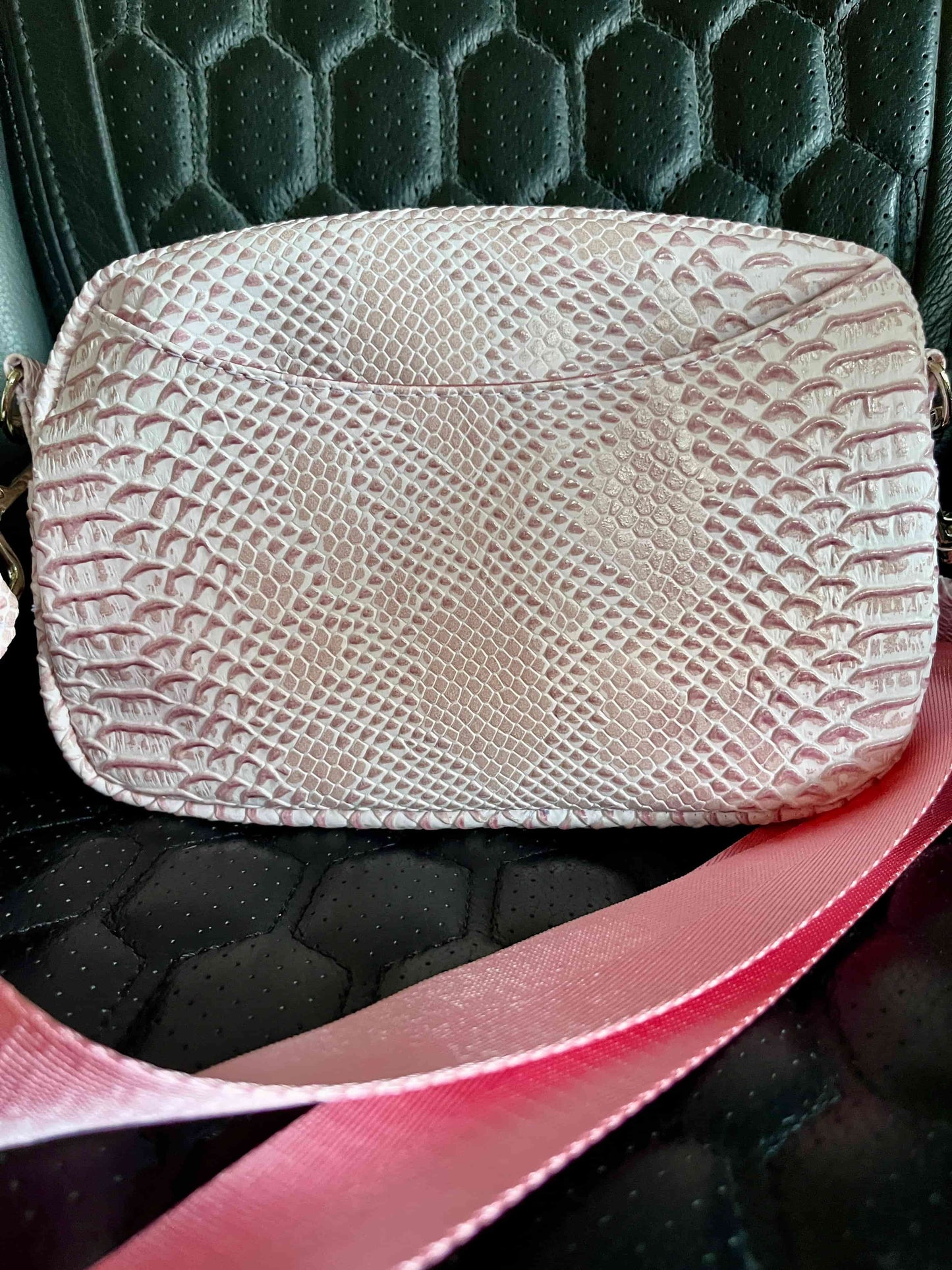 Zowel een mooi als handig tasje, gemaakt van prachtig lichtroze kunstleer. Het tasje heeft een mooie roze waterafstotende voering.
