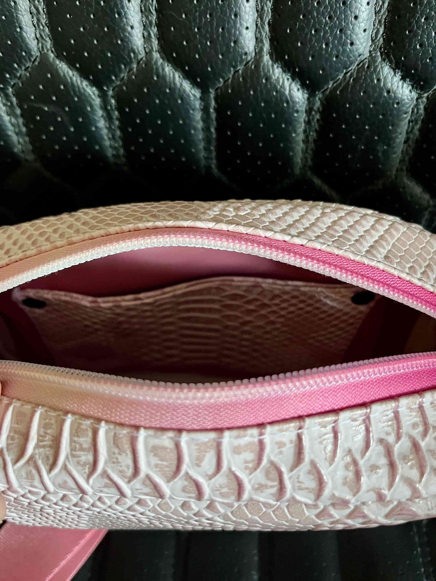 Zowel een mooi als handig tasje, gemaakt van prachtig lichtroze kunstleer. Het tasje heeft een mooie roze waterafstotende voering.
