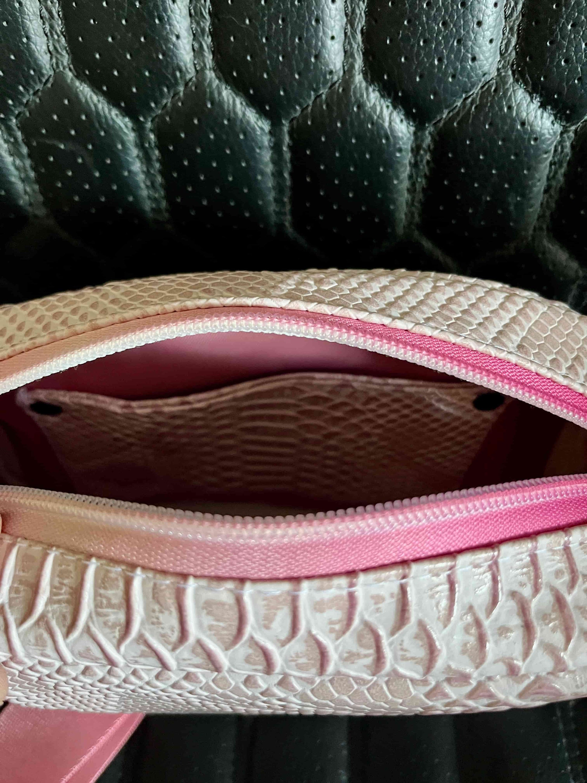 Zowel een mooi als handig tasje, gemaakt van prachtig lichtroze kunstleer. Het tasje heeft een mooie roze waterafstotende voering.
