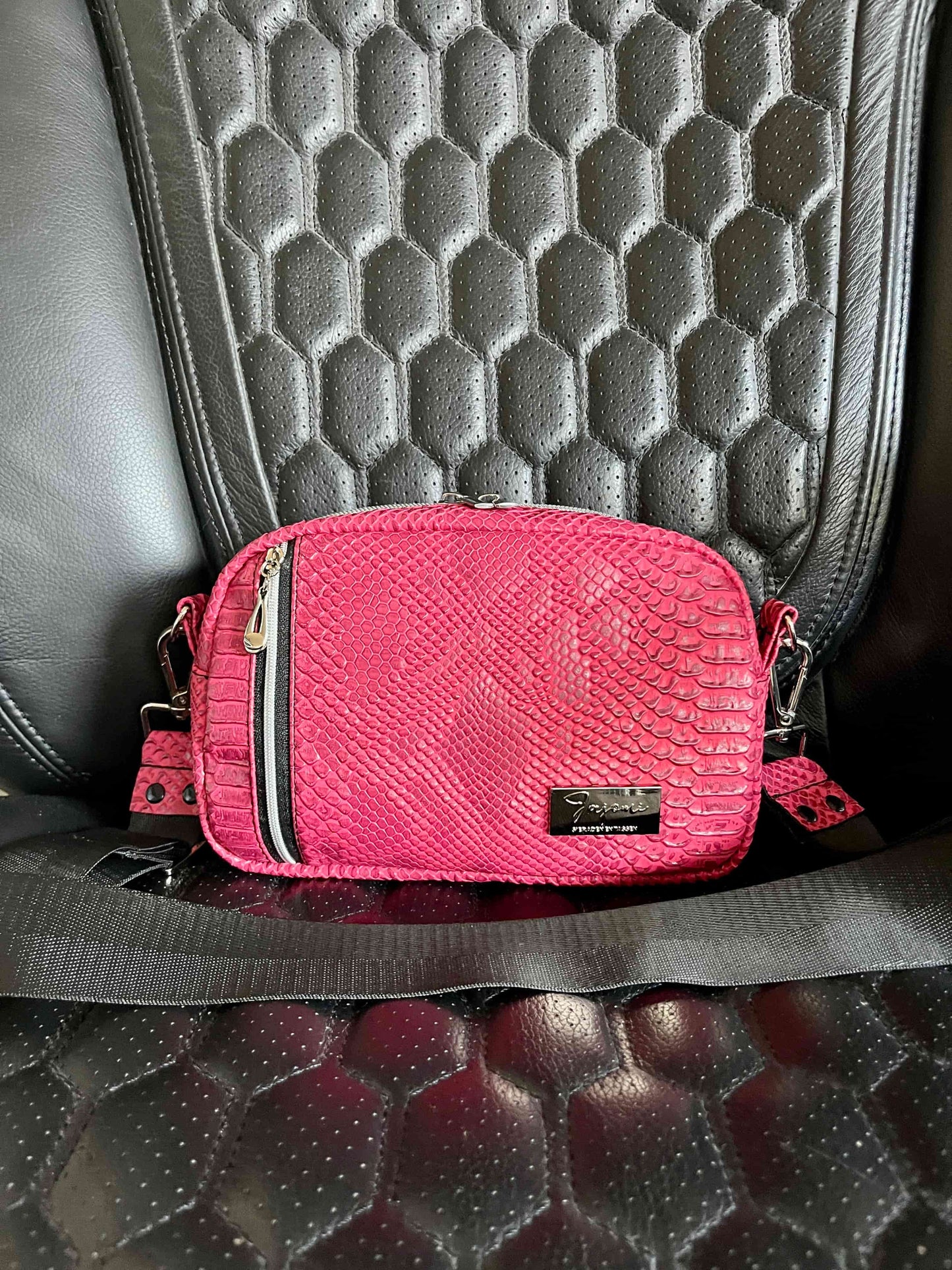 Zowel een mooi als handig tasje, gemaakt van een prachtig hard roze/ roodachtig kunstleer. Het tasje heeft een mooie felroze waterafstotende voering.
