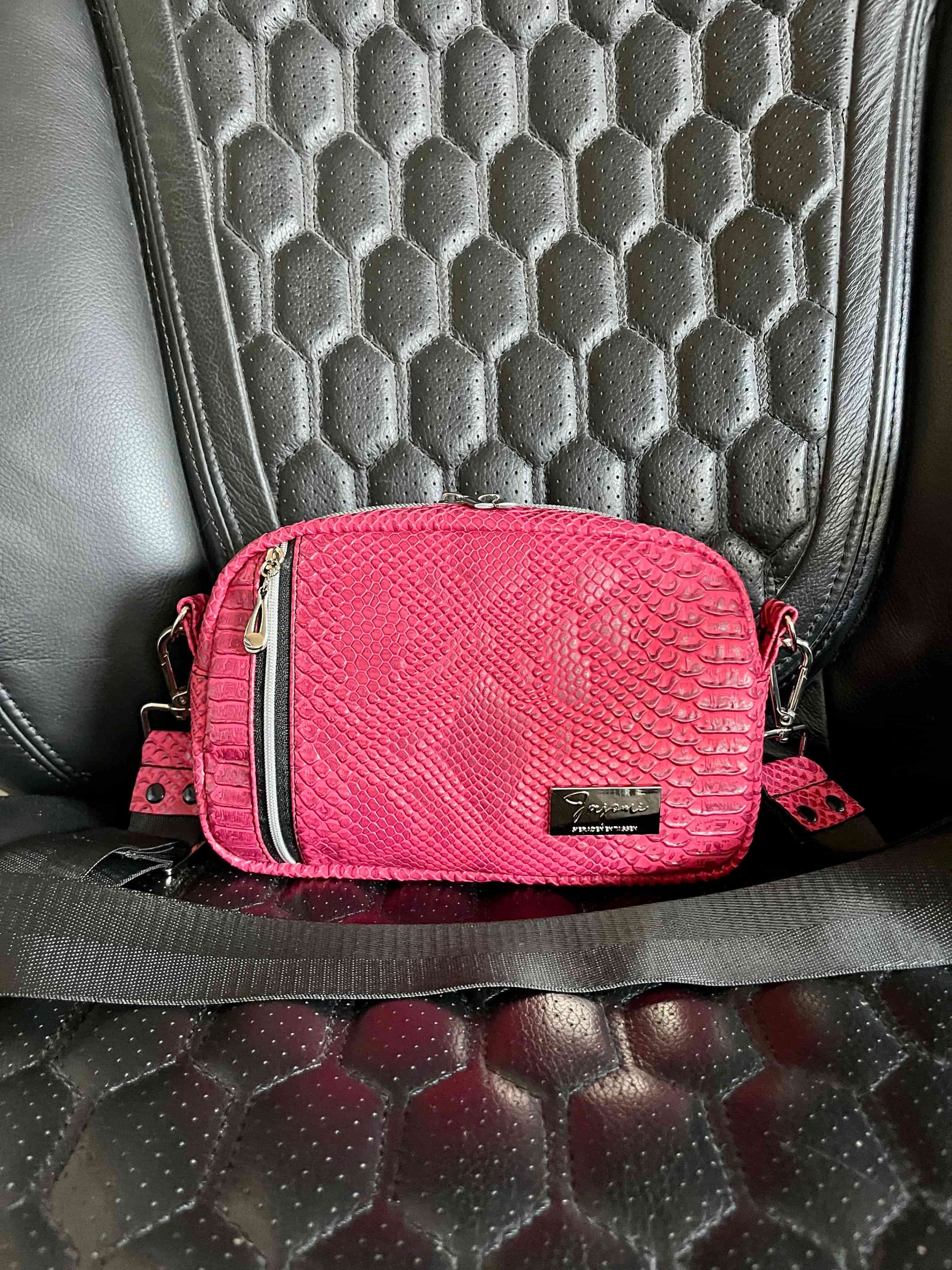Zowel een mooi als handig tasje, gemaakt van een prachtig hard roze/ roodachtig kunstleer. Het tasje heeft een mooie felroze waterafstotende voering.
