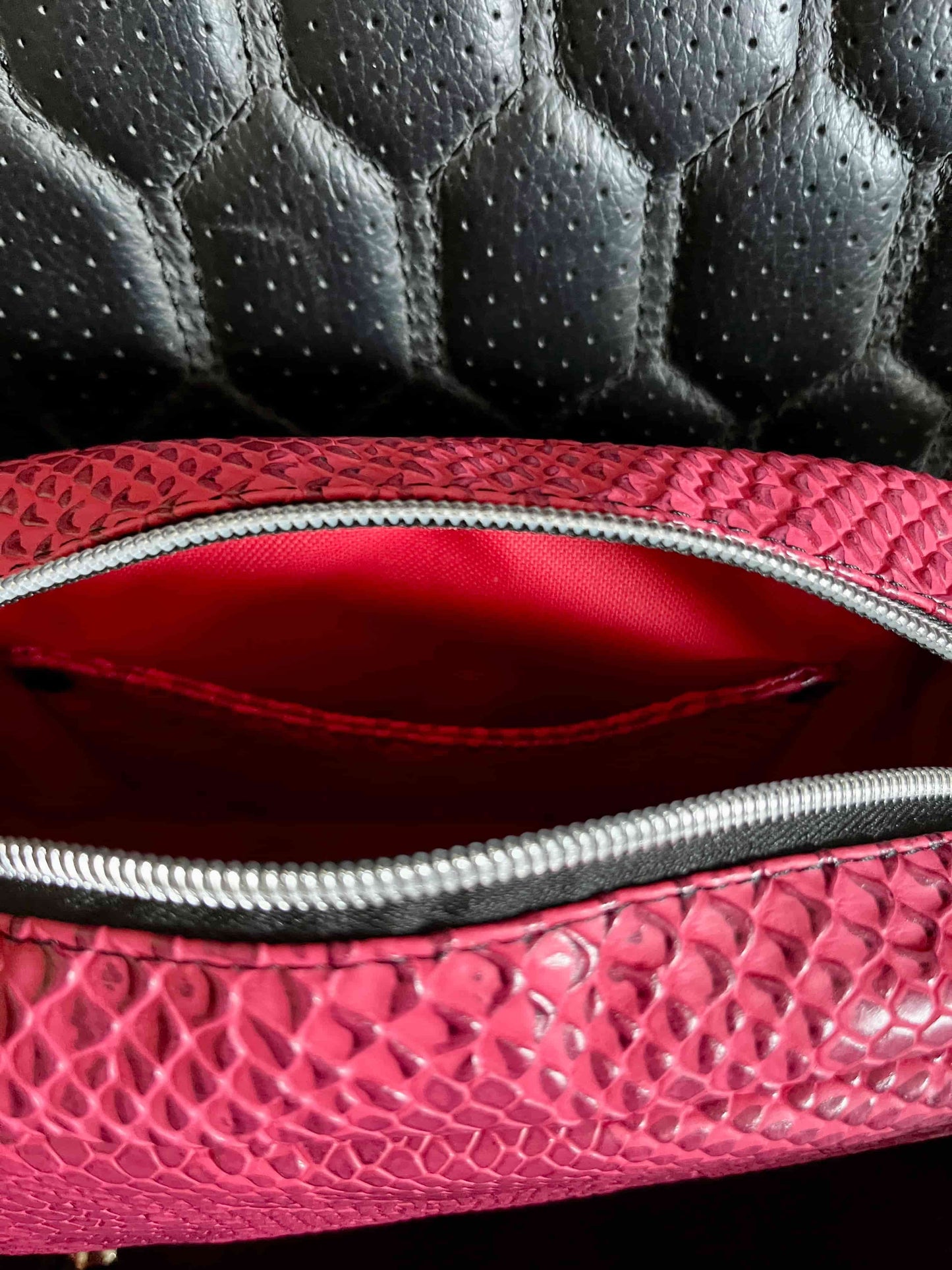 Zowel een mooi als handig tasje, gemaakt van een prachtig hard roze/ roodachtig kunstleer. Het tasje heeft een mooie felroze waterafstotende voering.
