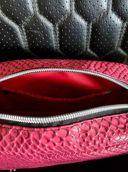 Zowel een mooi als handig tasje, gemaakt van een prachtig hard roze/ roodachtig kunstleer. Het tasje heeft een mooie felroze waterafstotende voering.
