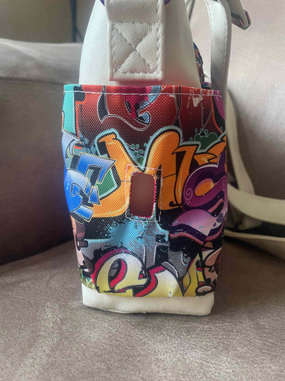  vrolijk gekleurde mini crossbody tas gemaakt van wit skai en waterafstotende stof met een kleurrijke graffiti print