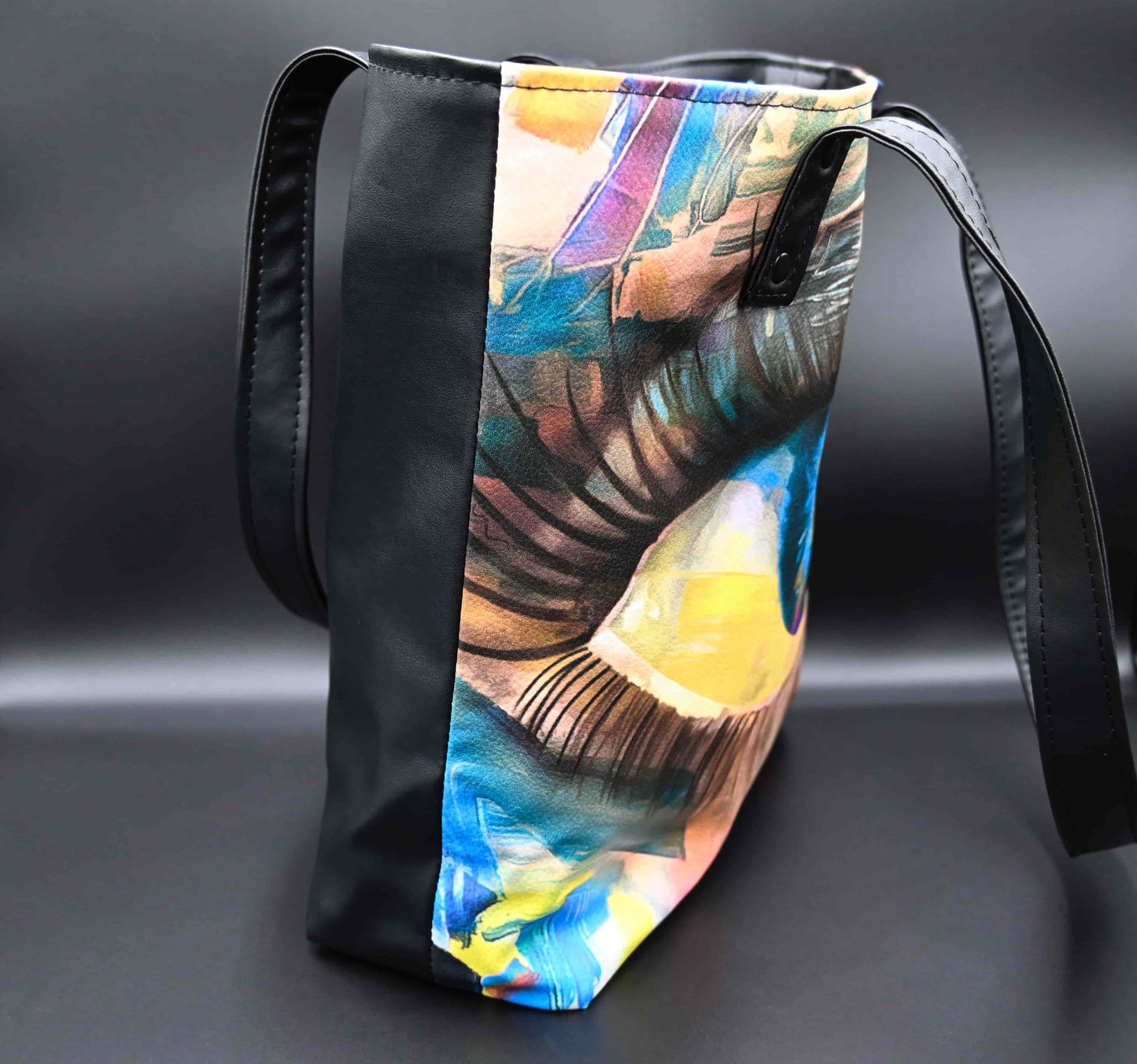 Deze unieke handgemaakte tas is een krachtige blikvanger artistieke ene-print. Iris Wild staat voor zien, voelen en durven. 