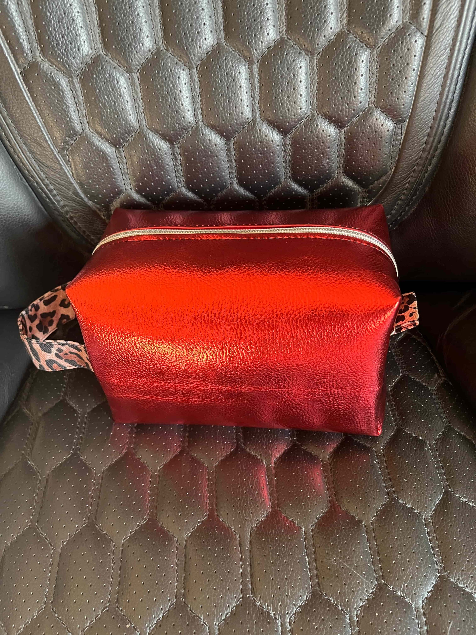 Een mooie handgemaakte boxy-tasje gemaakt van metallic rood kunstleer. 