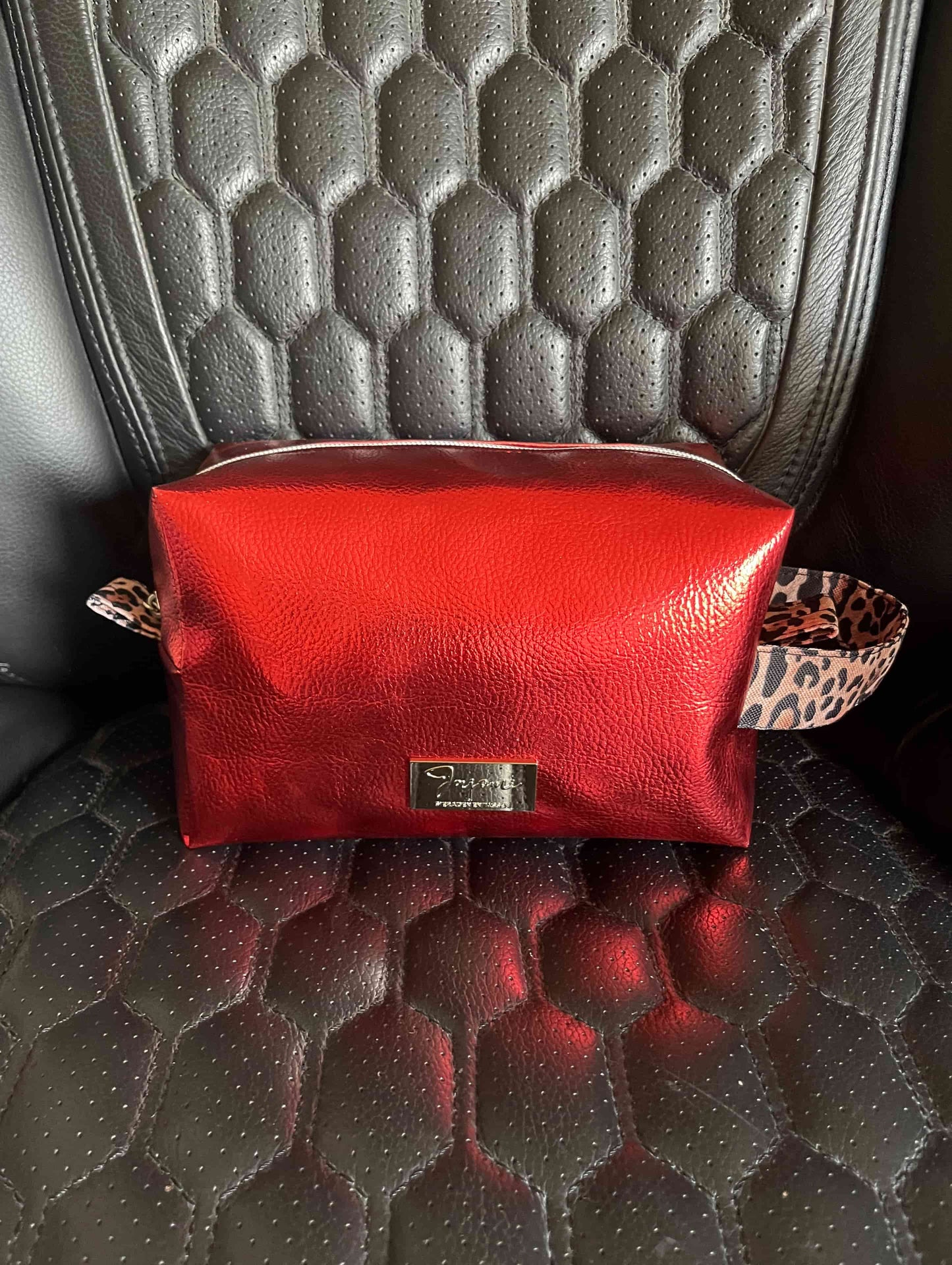Een mooie handgemaakte boxy-tasje gemaakt van metallic rood kunstleer. 