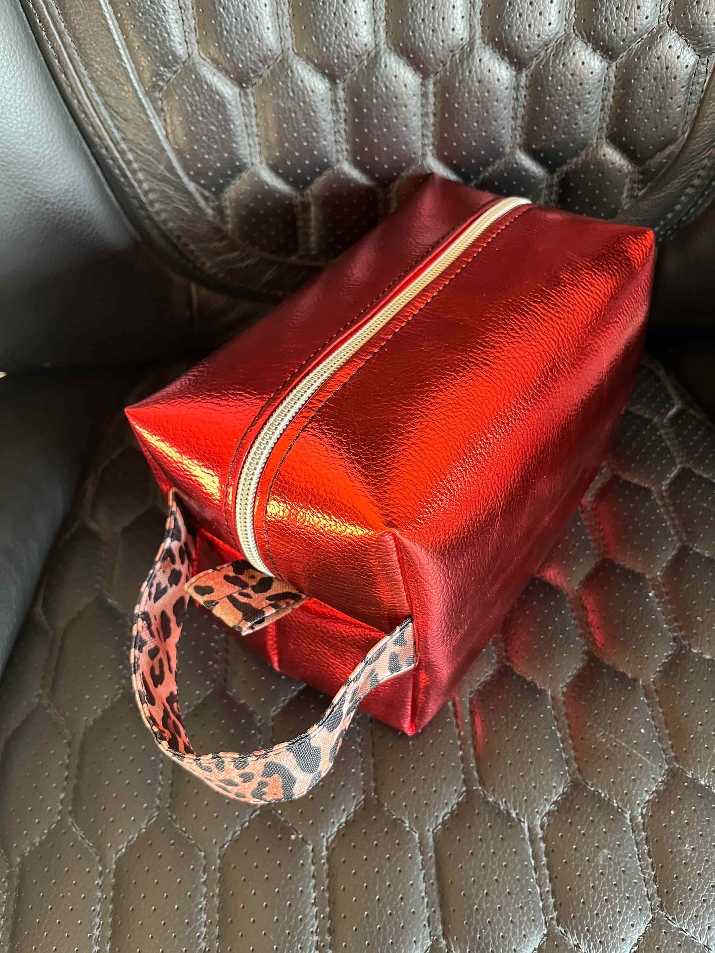 Een mooie handgemaakte boxy-tasje gemaakt van metallic rood kunstleer. 