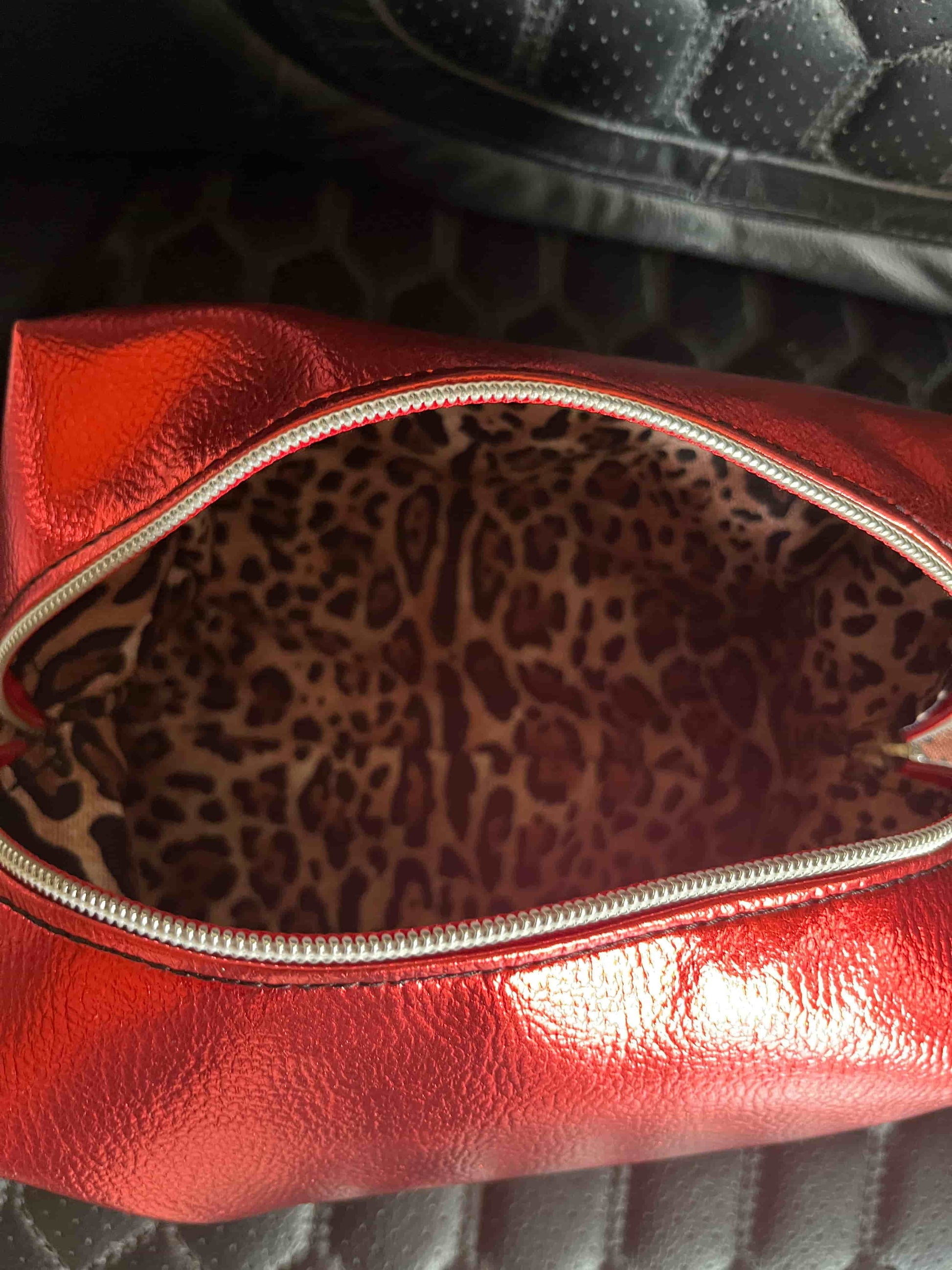 Een mooie handgemaakte boxy-tasje gemaakt van metallic rood kunstleer. 