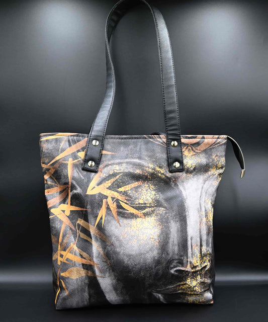 Silent Gold is een handgemaakte tas met een krachtige, vrouwelijke uitstraling. De diepe donkeren tinten gecombineerd met warme goudaccenten en grafische lijnen zorgen voor rust én karakter. Een tas voor vrouwen die hun eigen pad volgen- stil, sterk en stijlvol.