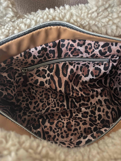 Omarm warmte en stijl met de Teddy Chic, de handgemaakte tas die comfort en elegantie perfect combineert. Gemaakt van superzachte Teddy-stof in een creamy beige tint, geeft deze tas elke outfit een knusse, luxueuze uitstraling