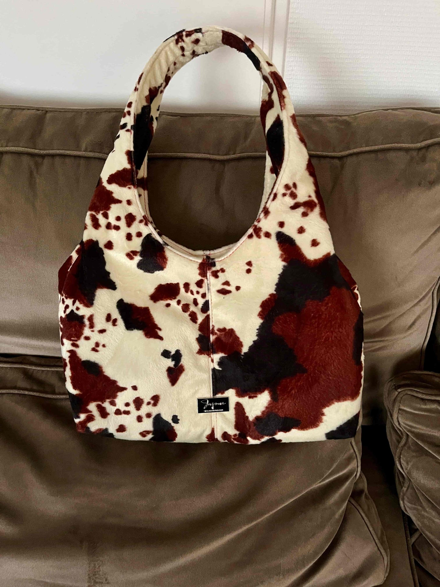 Een statement tas voor vrouwen die durven. Wild Muse combineert een krachtige koeienprint met een zachte, luxe feel. Handgemaakt, uniek en perfect voor elke dag waarop jij je eigen pad volgt.

