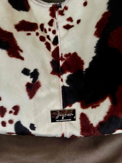 Een statement tas voor vrouwen die durven. Wild Muse combineert een krachtige koeienprint met een zachte, luxe feel. Handgemaakt, uniek en perfect voor elke dag waarop jij je eigen pad volgt.