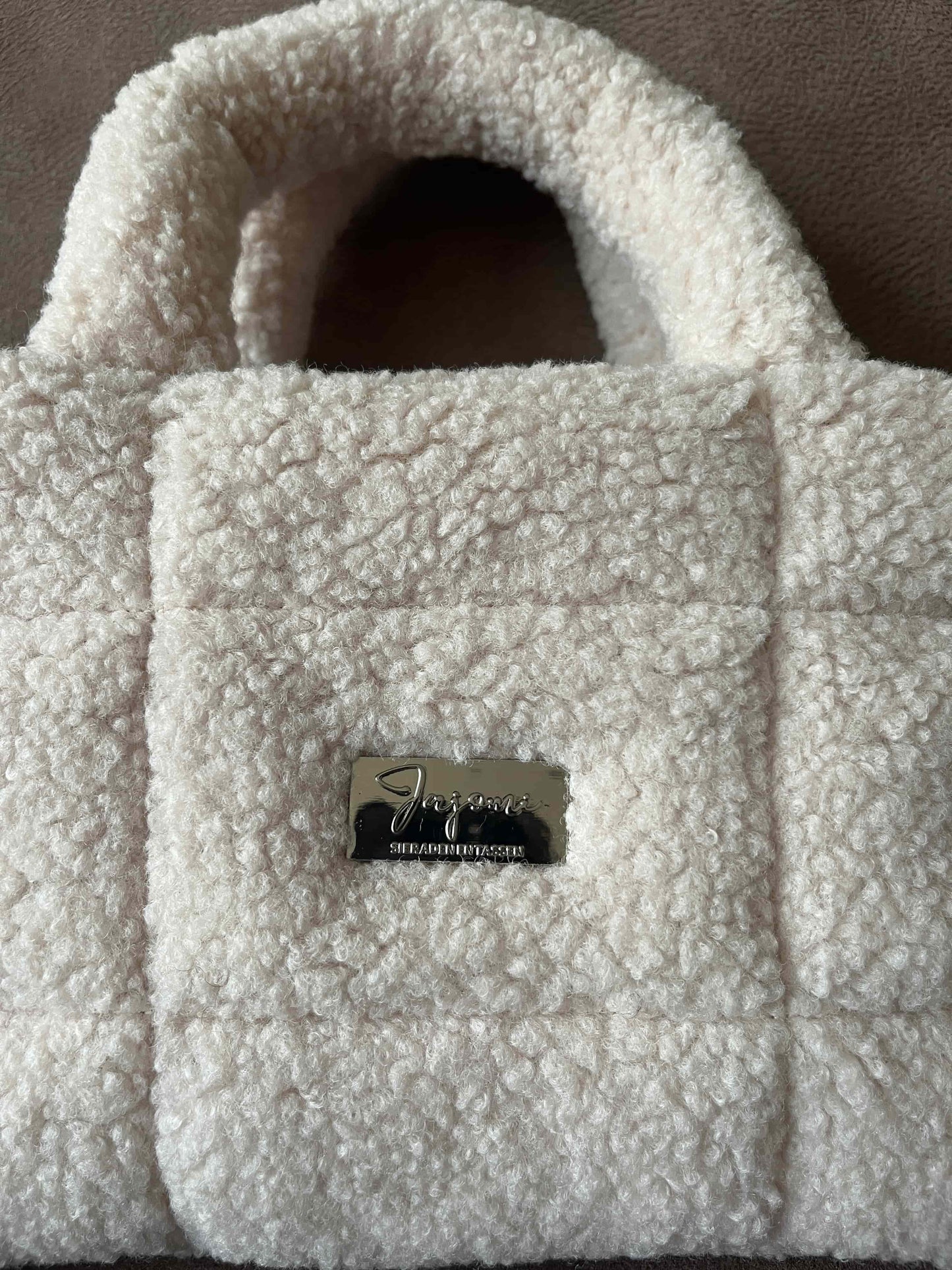 Zacht, stijlvol en met een luxe twist. Ivory & Wine is een handgemaakte teddy tas in een warme ivoortint, afgewerkt met een elegante bordeauxrode schouderband. 