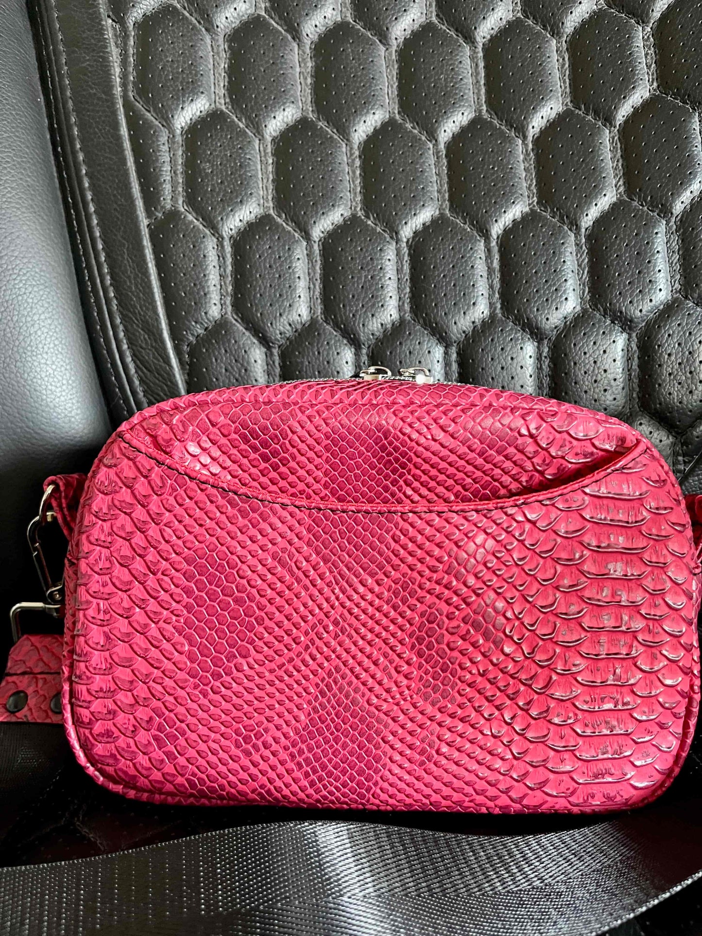 Zowel een mooi als handig tasje, gemaakt van een prachtig hard roze/ roodachtig kunstleer. Het tasje heeft een mooie felroze waterafstotende voering.
