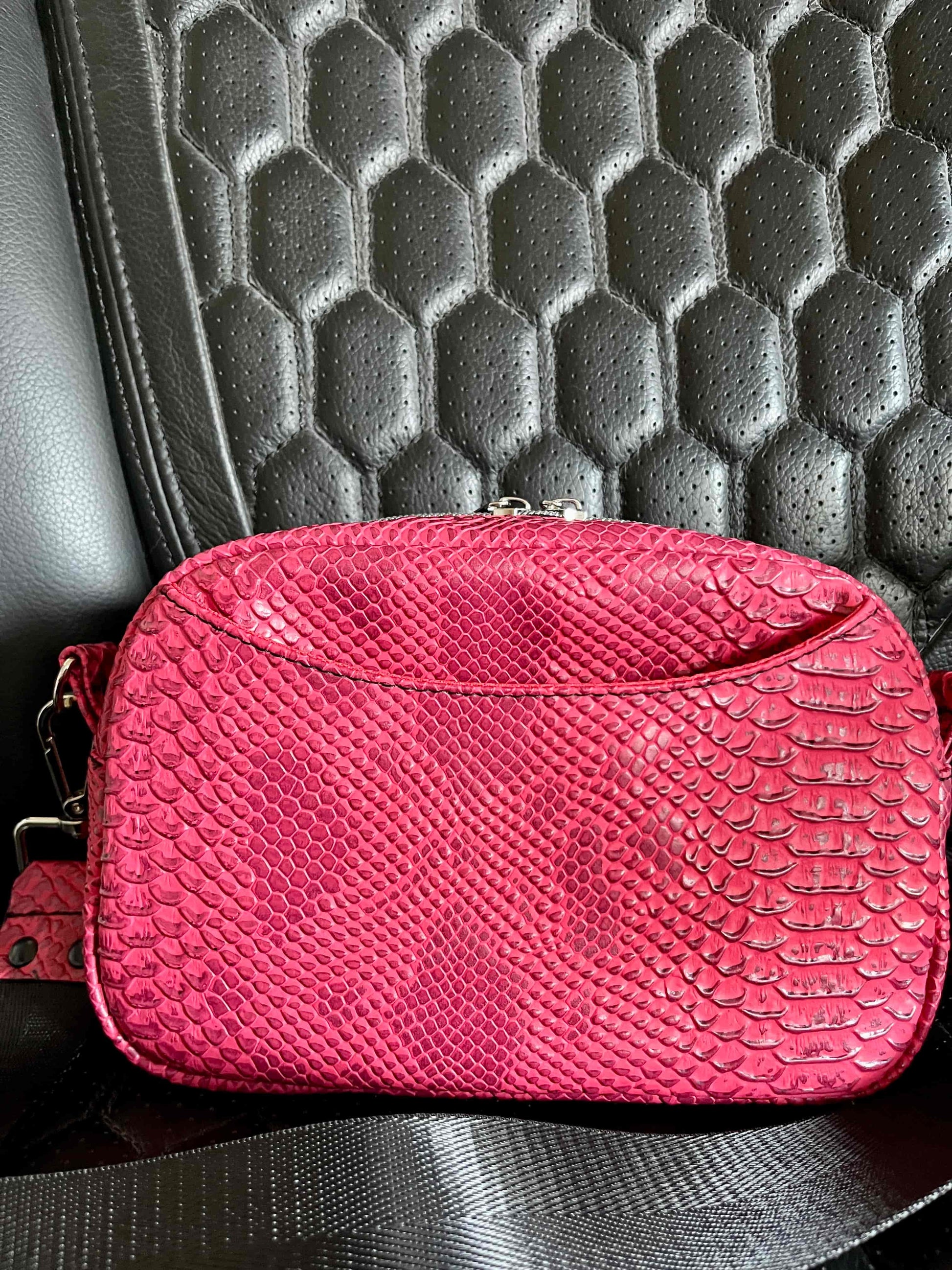 Zowel een mooi als handig tasje, gemaakt van een prachtig hard roze/ roodachtig kunstleer. Het tasje heeft een mooie felroze waterafstotende voering.

