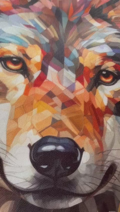 Mooie ruime rugtas gemaakt van zwart waterafstotende stof en een print van een wolf. De print met de kleurrijke wolf straalt kracht, vrijheid en creativiteit uit
