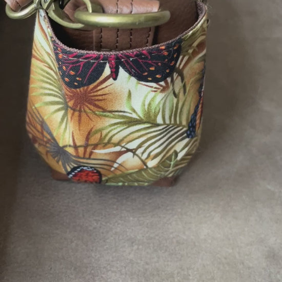 Prachtig gekleurde mini crossbody tas gemaakt van bruin skai en stof met een kleurrijke digitale vlinder print