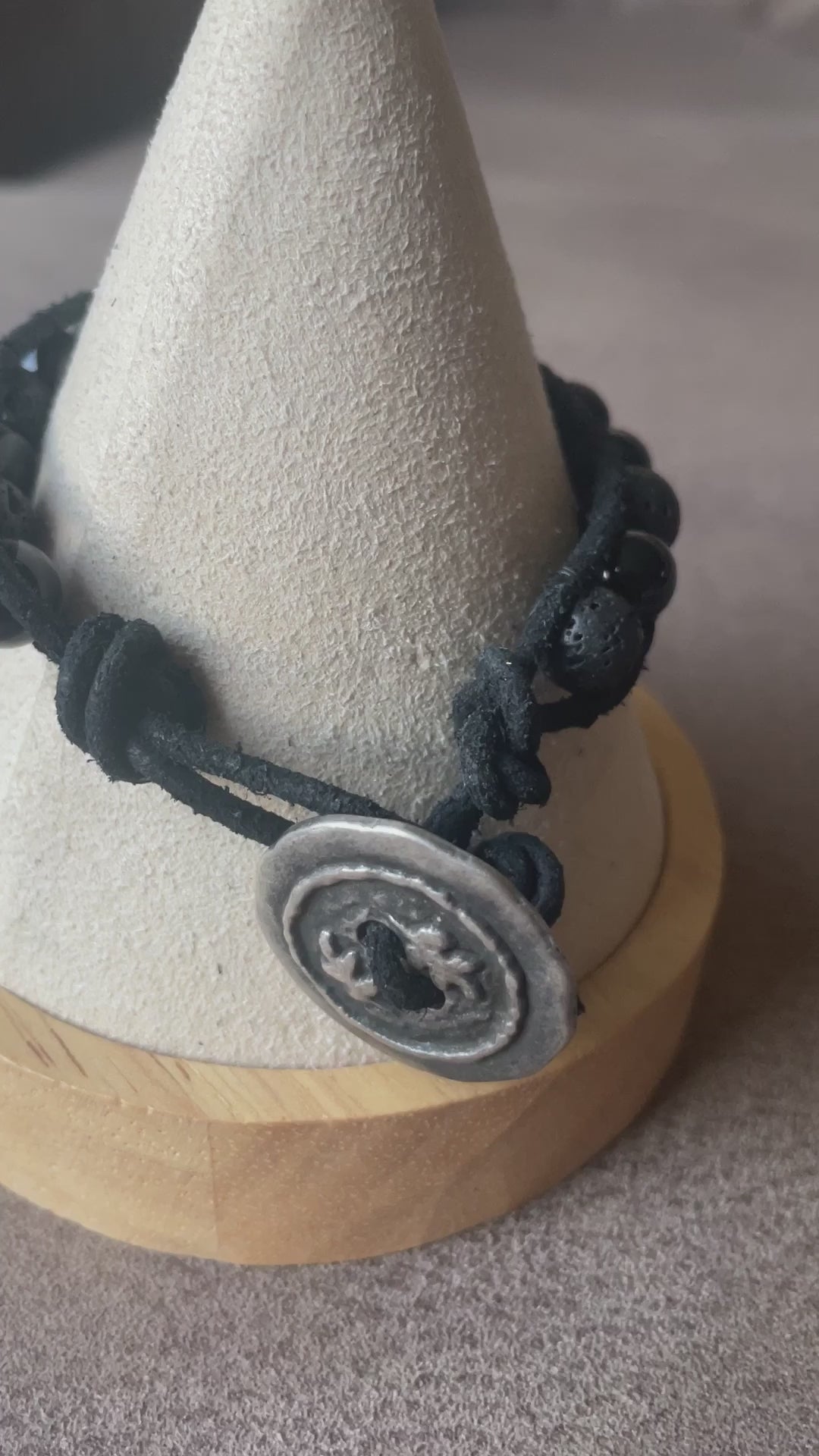 Handgemaakte leren armband Lavine met Lava en Onyx kralen 