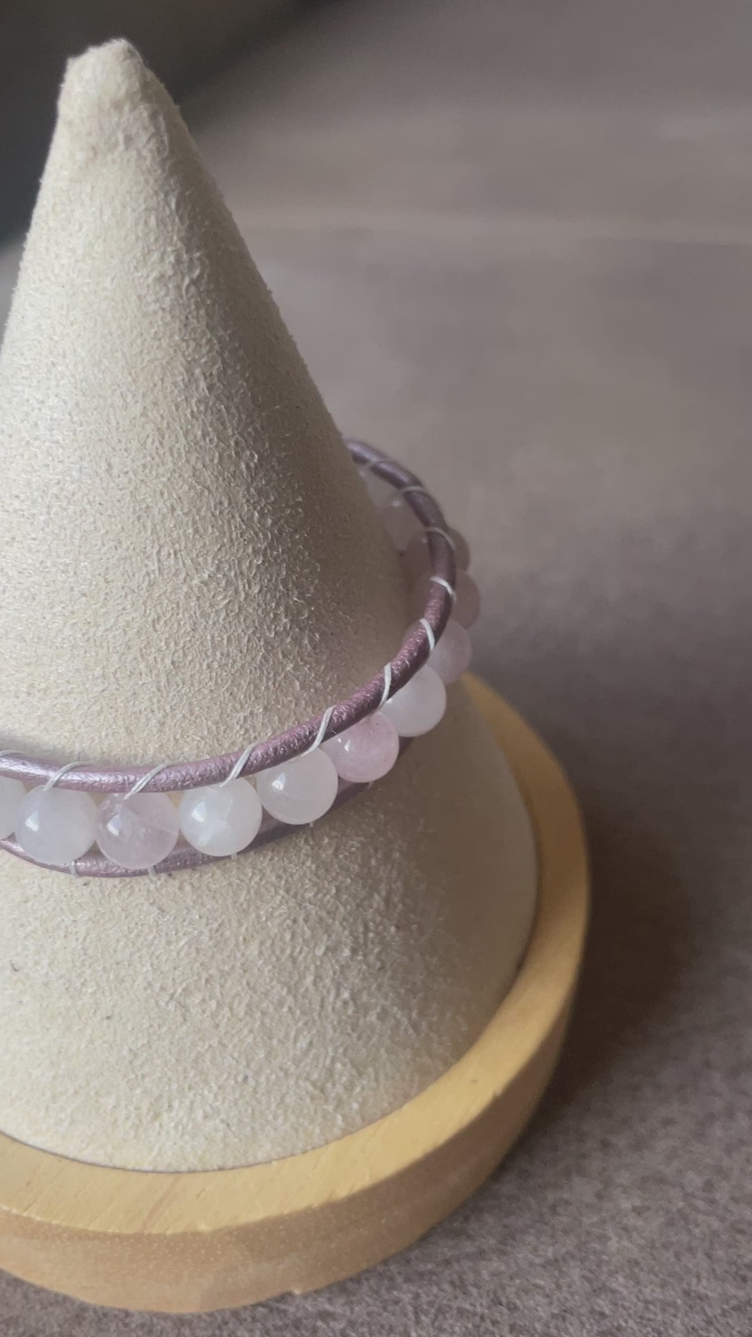 Handgemaakte leren armband Rosie met Rozenkwarts kralen 