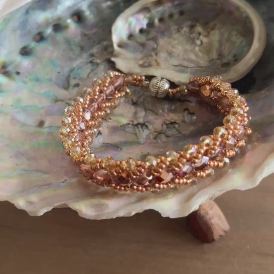 Deze armband straalt warmte, elegantie en een bijna zonovergoten luxe uit.