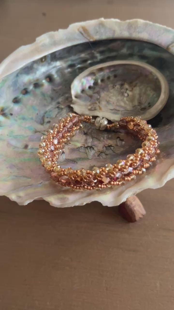 Deze armband straalt warmte, elegantie en een bijna zonovergoten luxe uit.